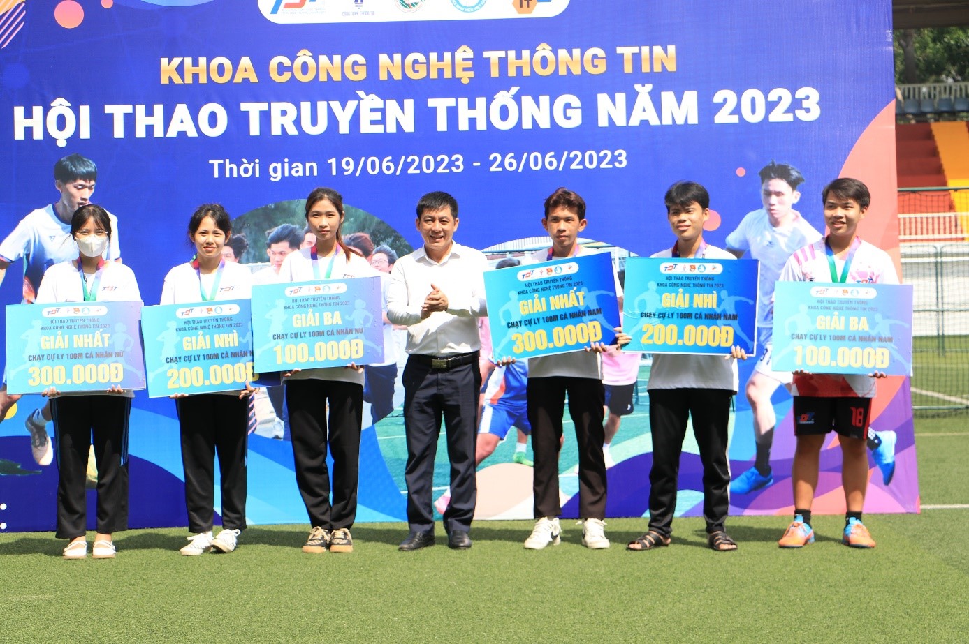 Thầy Trịnh Phi Cường trao giải cho các cá nhân xuất sắc bộ môn chạy cự ly 100m