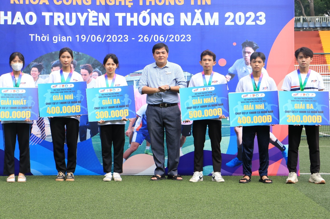 Thầy Trần Trung Tín trao giải cho các cá nhân xuất sắc bộ môn chạy cự ly 1000m