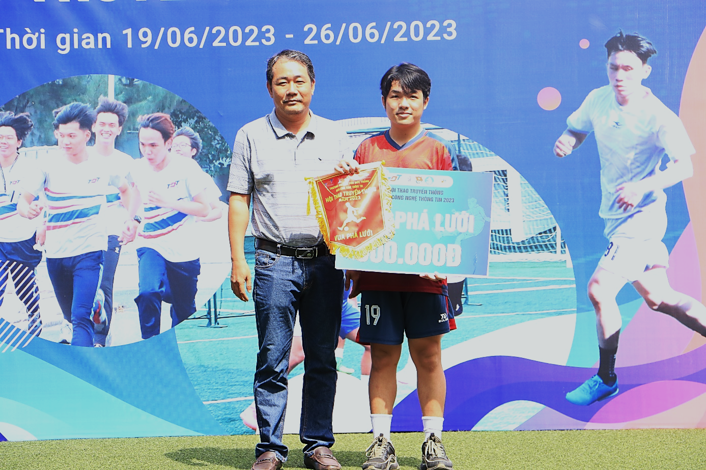 Thầy Lê Viết Thanh trao giải Vua phá lưới cho Cầu thủ Quang Trung