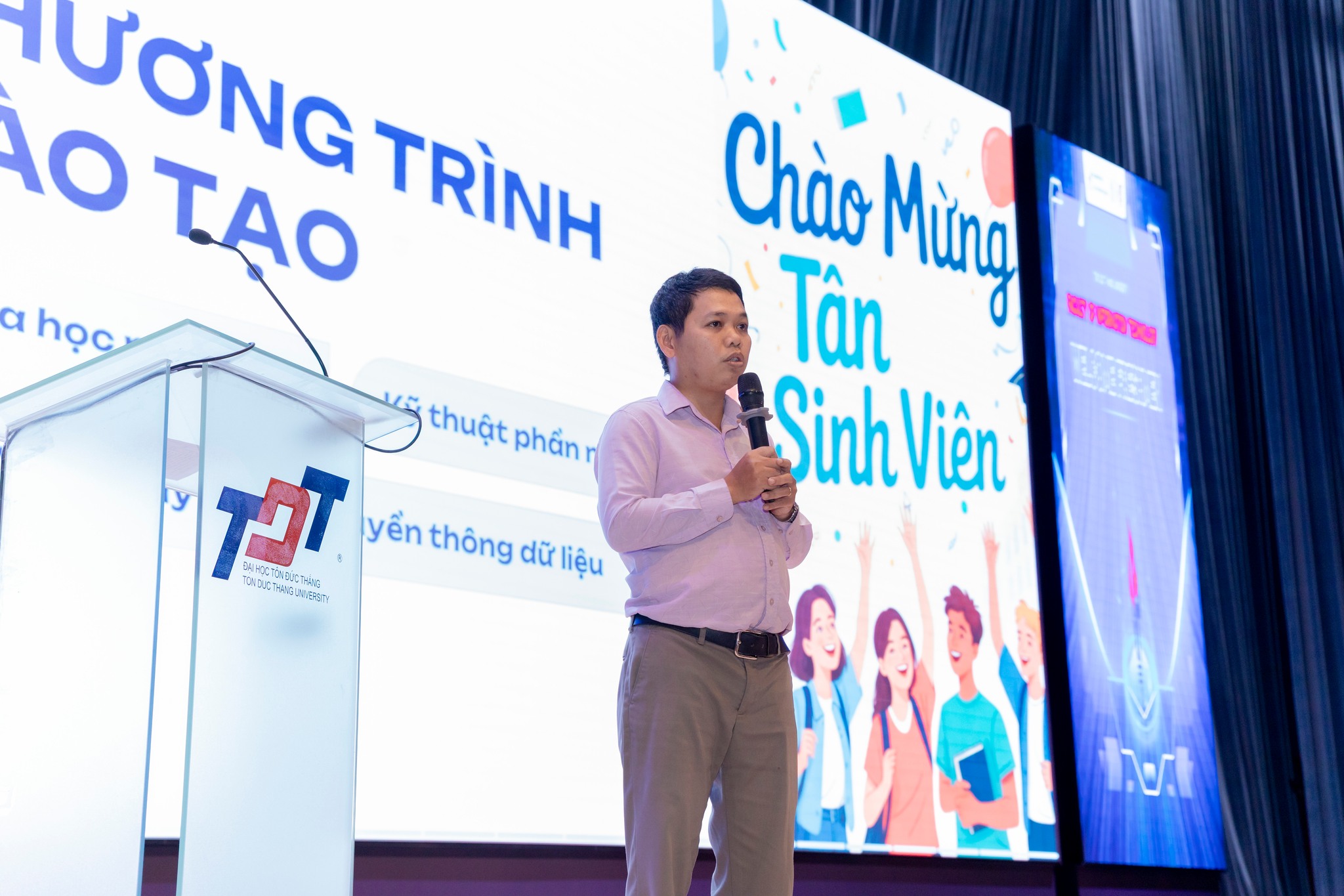 Thầy Lê Văn Vang phát biểu