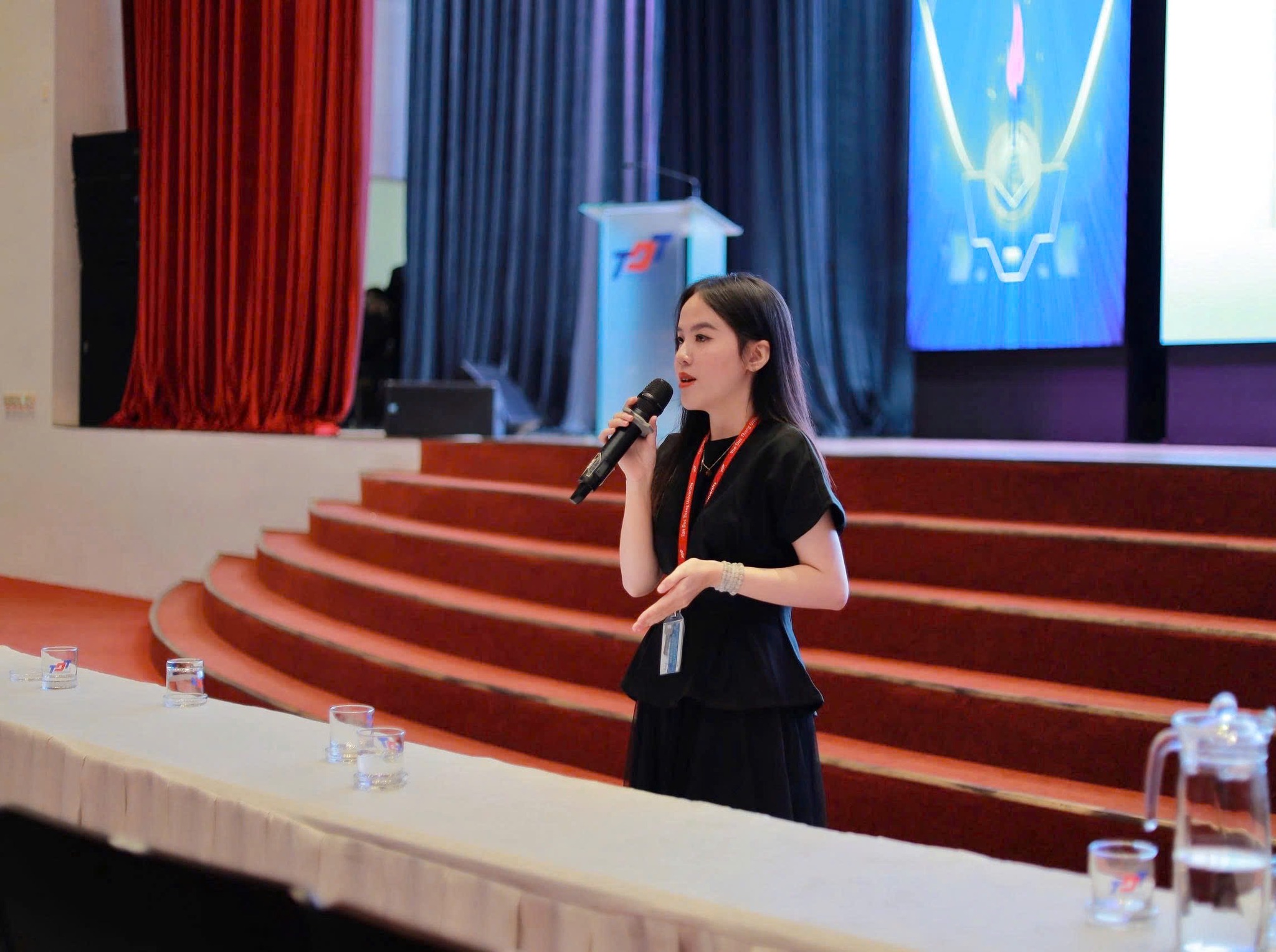 Cô Lê Thị Cẩm Giang phát biểu