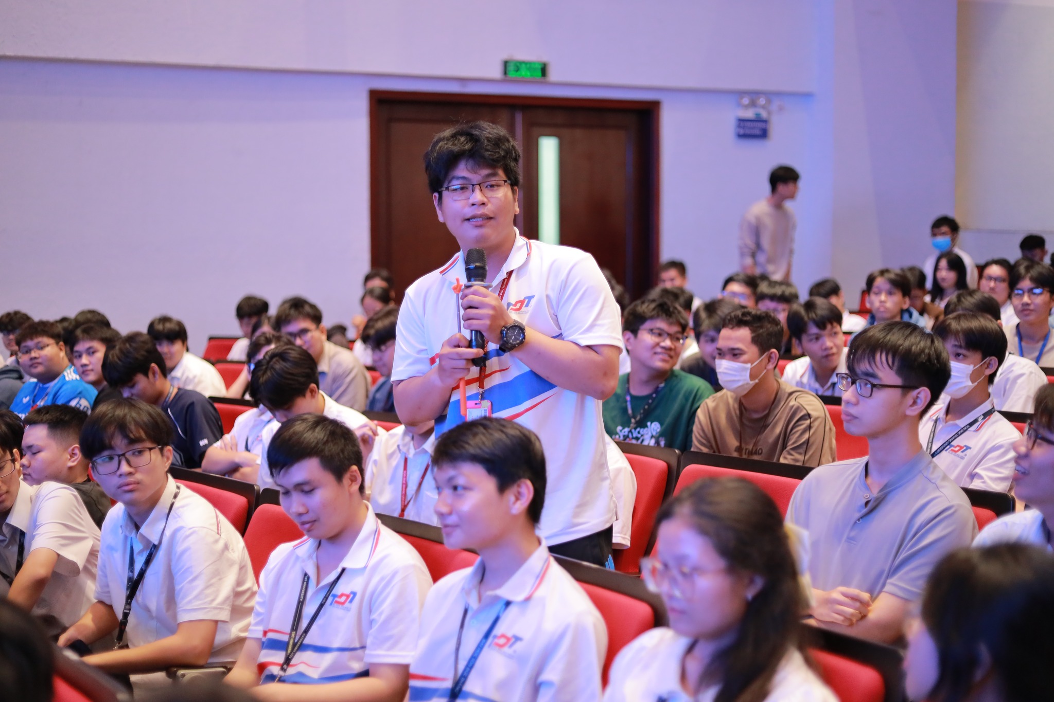 Tân SV hào hứng thao gia đặt câu hỏi cho các thầy cô