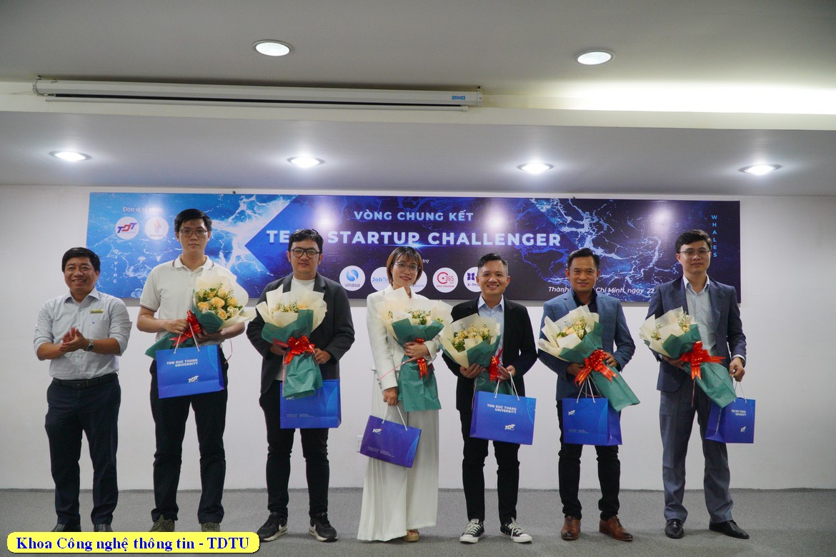 Ts. Trương Đình Tú - Phó Khoa CNTT trao hoa, quà cho Ban giám khảo cuộc thi