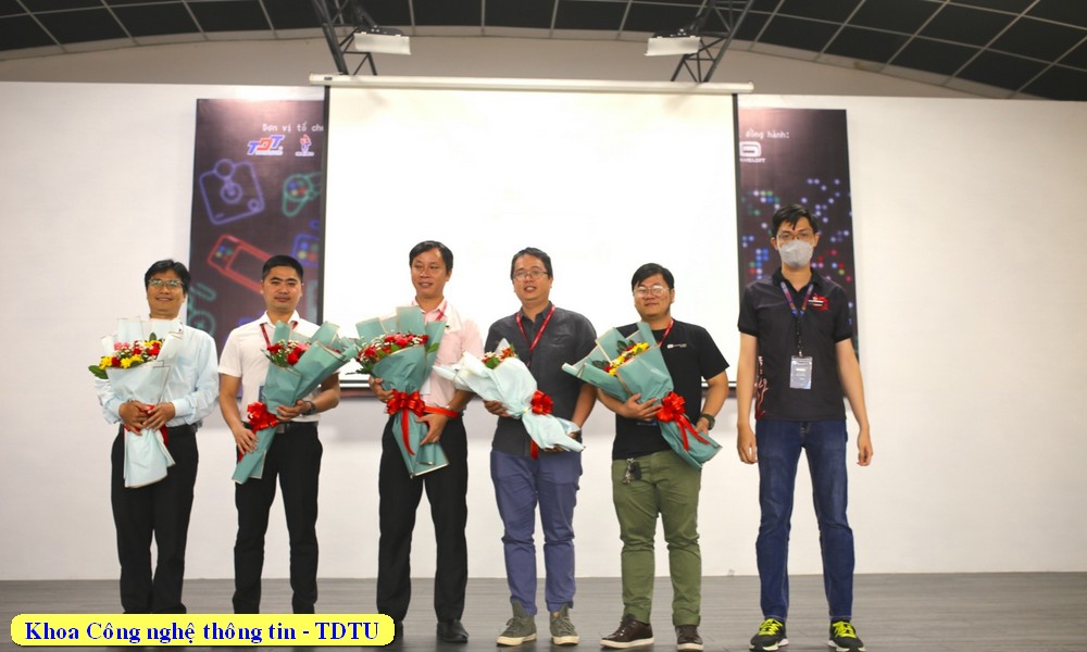 Thầy Dung Cẩm Quang - Trưởng BTC cuộc thi trao hoa cho các thành viên BGK