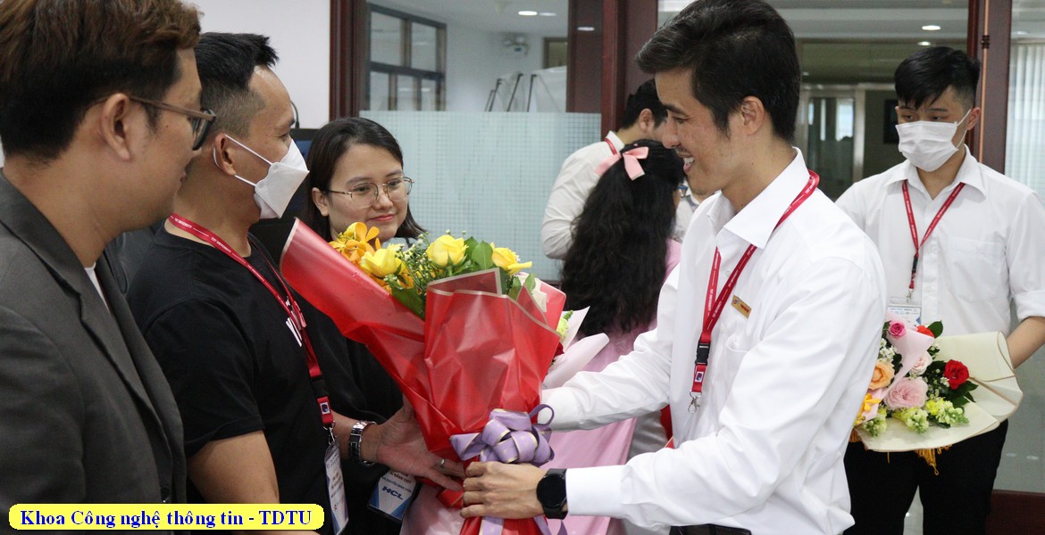 TS. Phạm Văn Huy - Trưởng Khoa CNTT tặng hoa cho các Doanh nghiệp