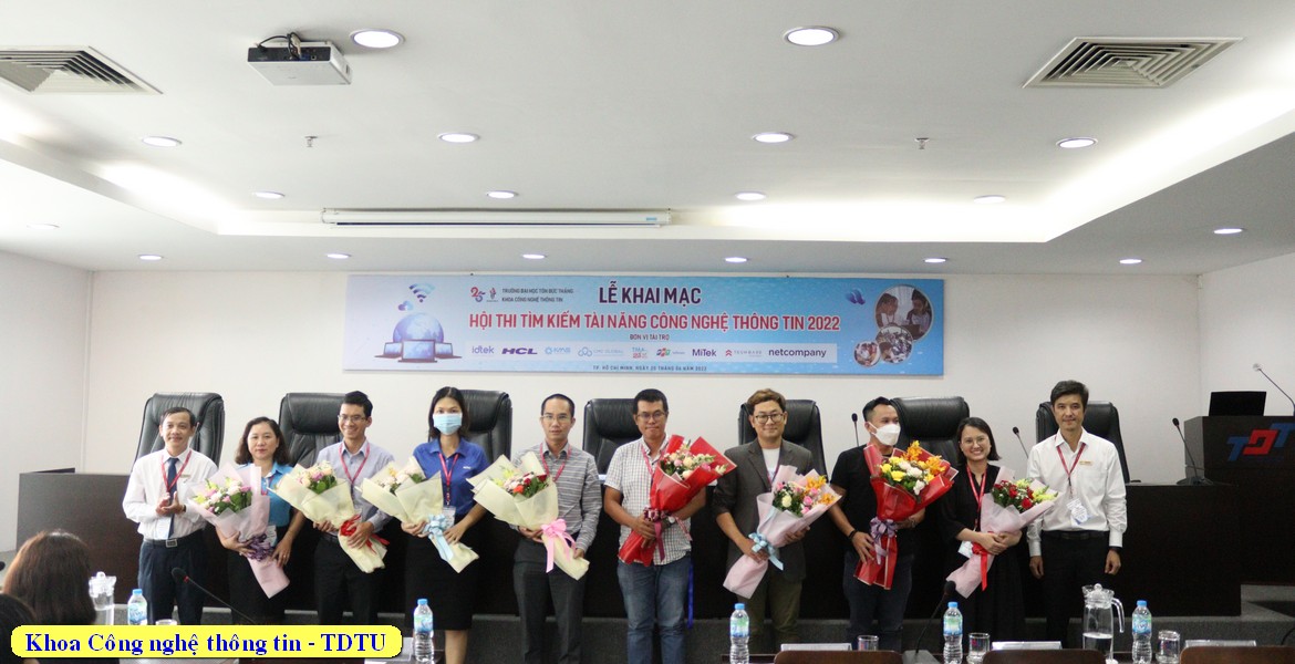 TS. Phạm Văn Huy - Trưởng Khoa CNTT tặng hoa cho các Doanh nghiệp