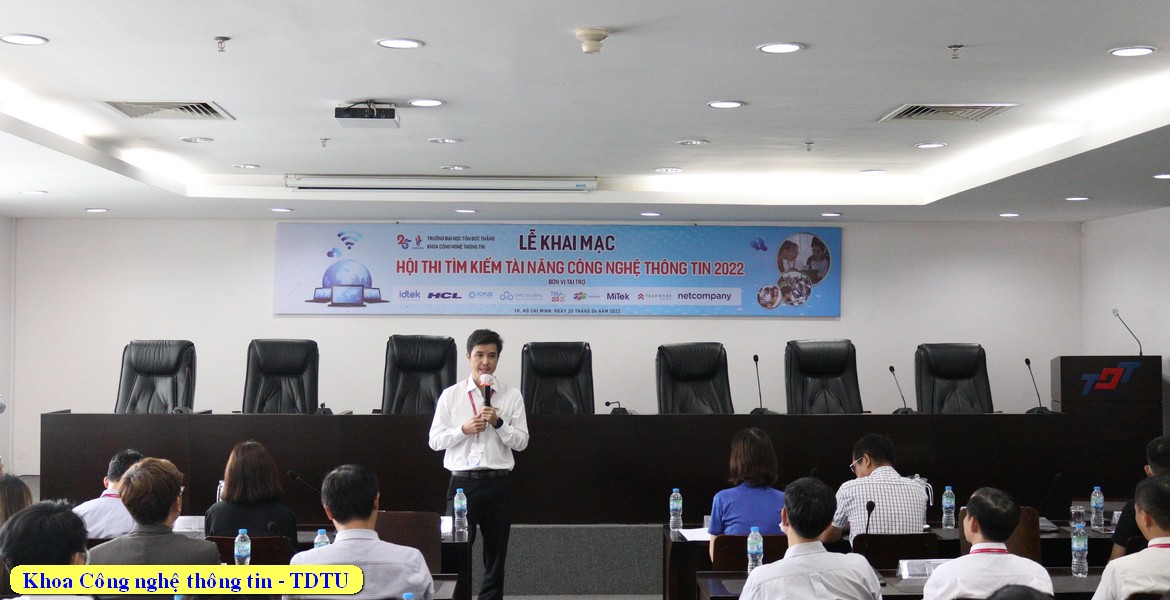TS. Phạm Văn Huy - Trưởng Khoa CNTT phát biểu khai mạc hội thi