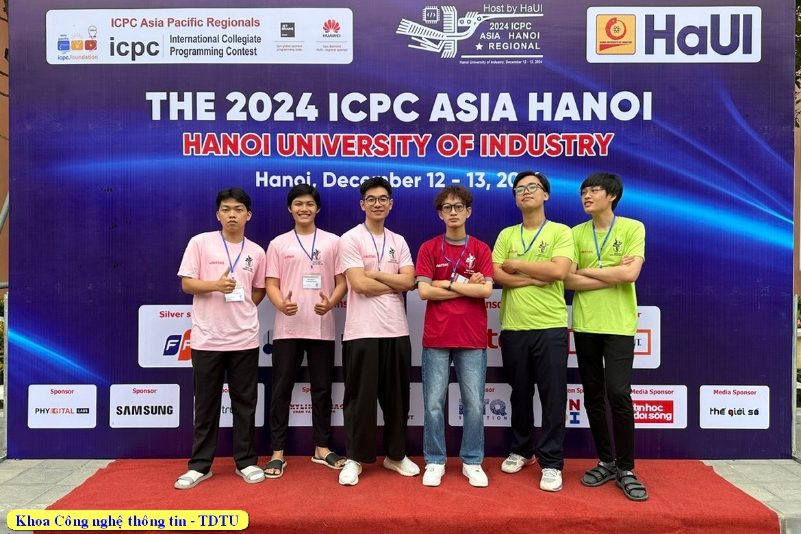 Đội Olympic Tin học - Khoa CNTT chụp hình lưu niệm tại kỳ thi OLP'24 & ICPC