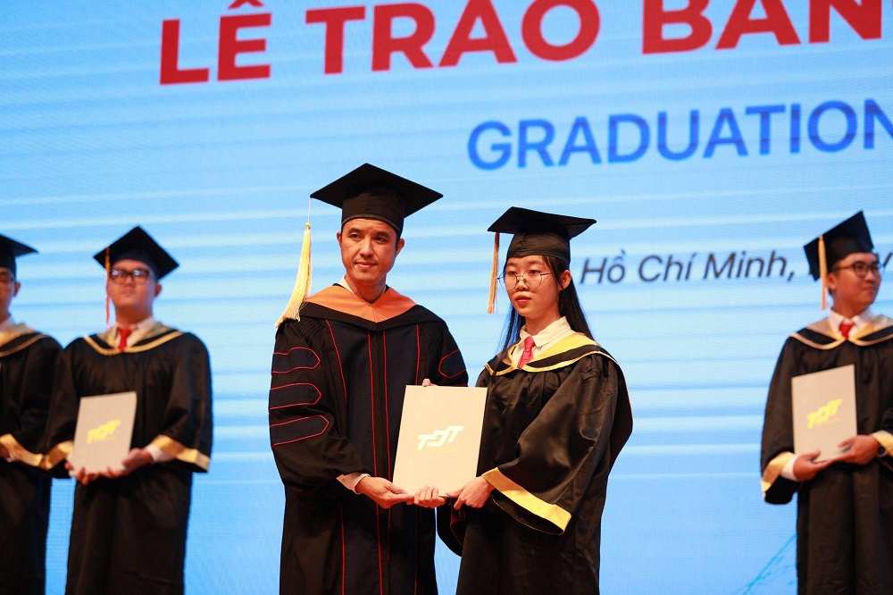 Thầy Huy - Trưởng Khoa CNTT trao bằng tốt nghiệp