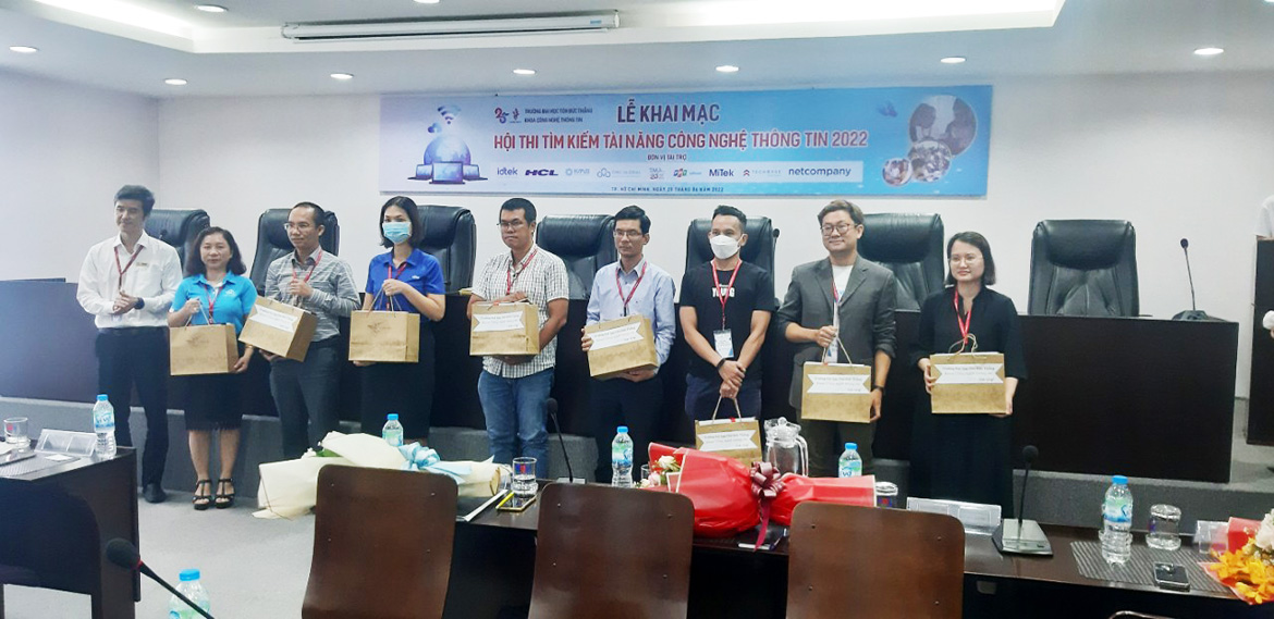 TS. Phạm Văn Huy - Trưởng Khoa CNTT tặng quà cho các Doanh nghiệp