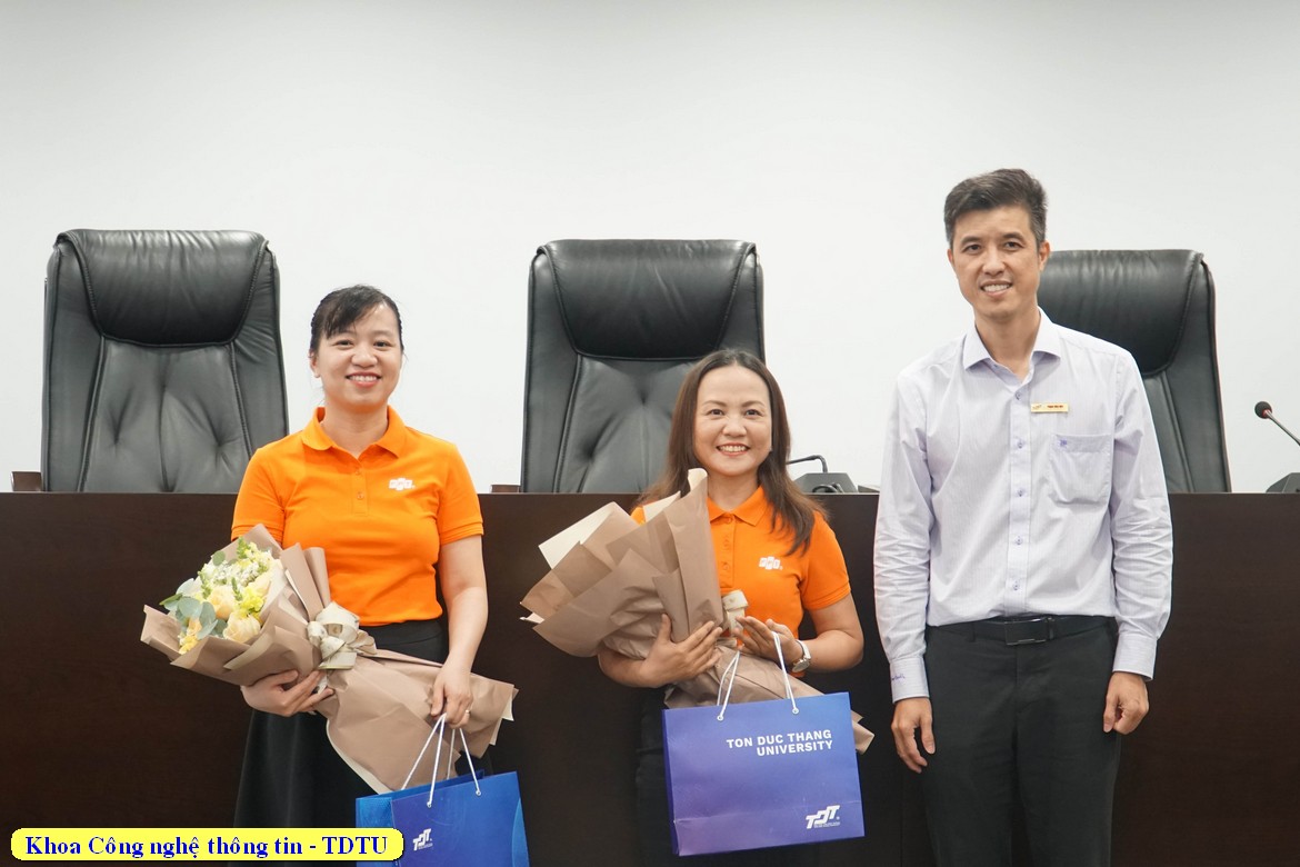 TS. Phạm Văn Huy - Trưởng Khoa CNTT tặng hoa cho các diễn giả