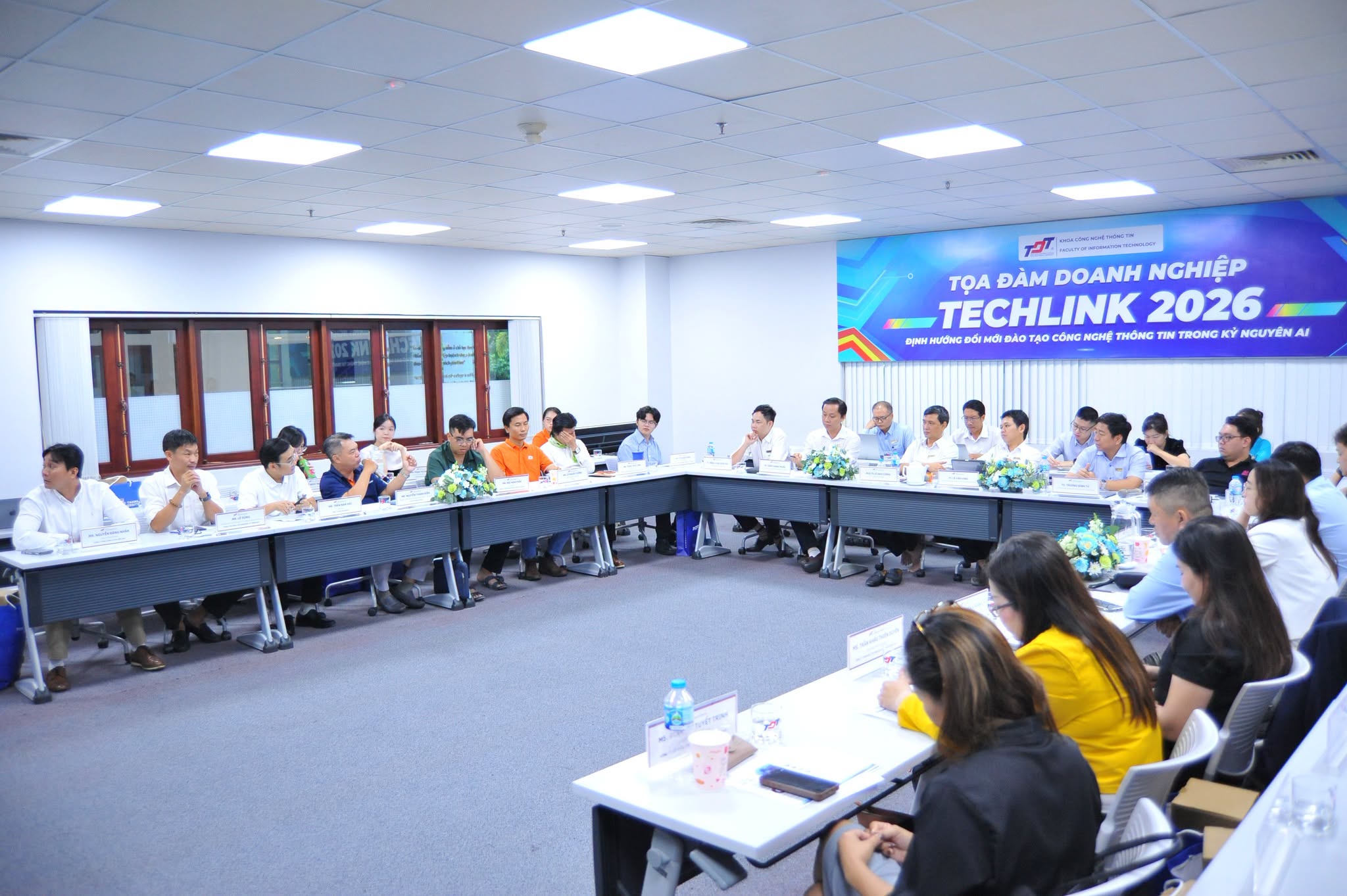 oàn cảnh Tọa đàm doanh nghiệp TECHLINK 2026 với sự tham gia của đông đảo đại diện các đối tác công nghệ.