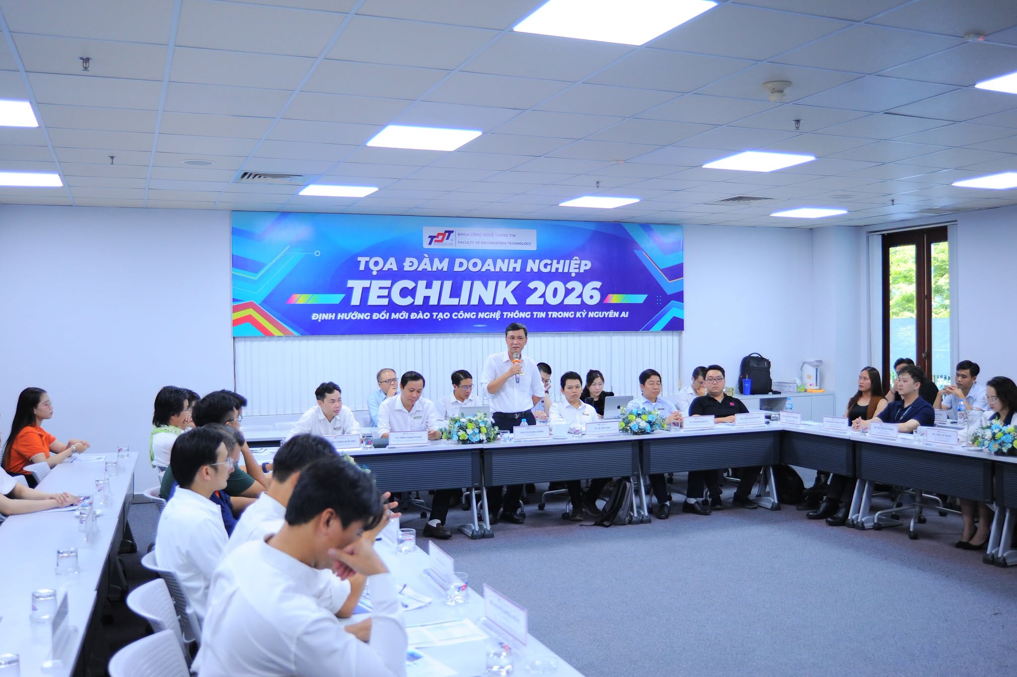 oàn cảnh Tọa đàm doanh nghiệp TECHLINK 2026 với sự tham gia của đông đảo đại diện các đối tác công nghệ.