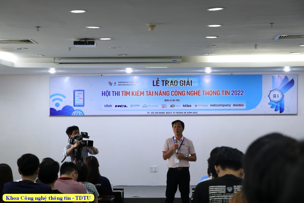 TS. Trần Thanh Phước đại diện Khoa CNTT phát biểu tại Lễ tổng kết