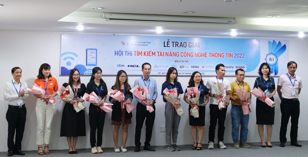 Ông. Tăng Khắc Quý - Trung tâm hợp tác DN nhà trường và Ts. Trần Thanh Phước tặng kỷ niệm chương và hoa cho các Doanh nghiệp